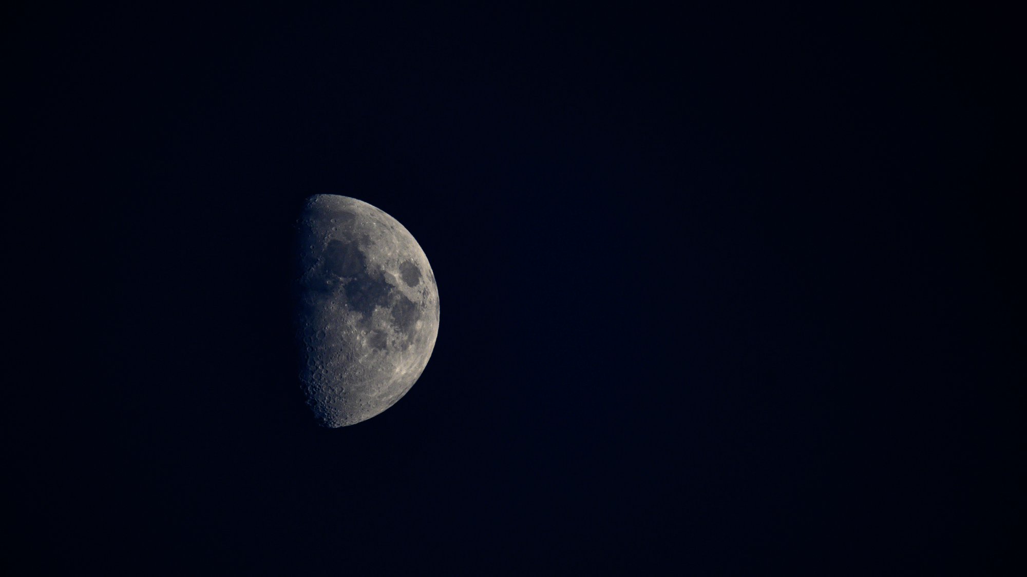 characteristics of the first quarter moon