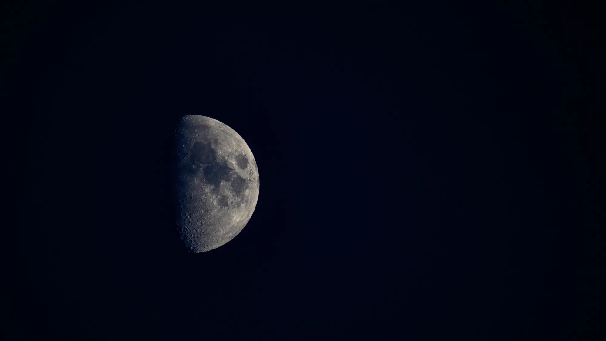 characteristics of the first quarter moon