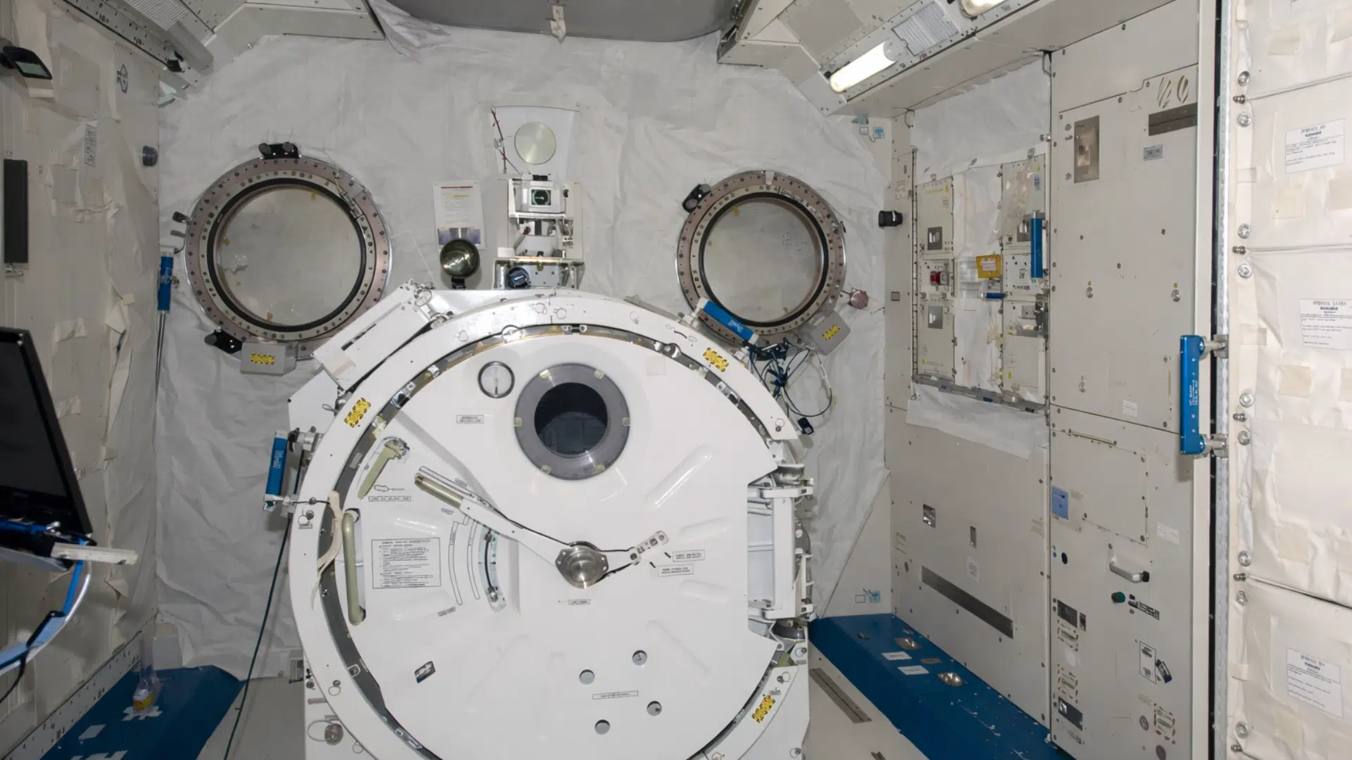 bedroom international space station inside