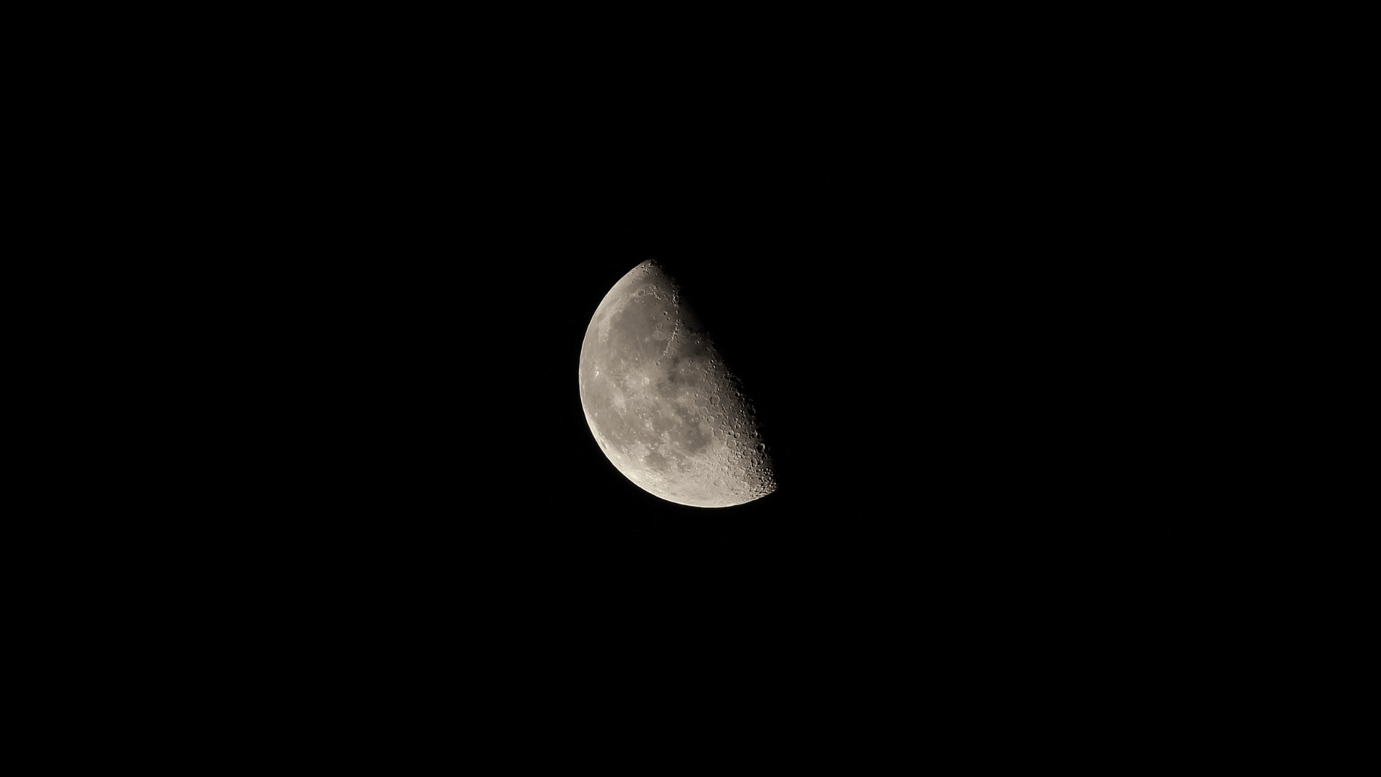 what does the third quarter moon look like