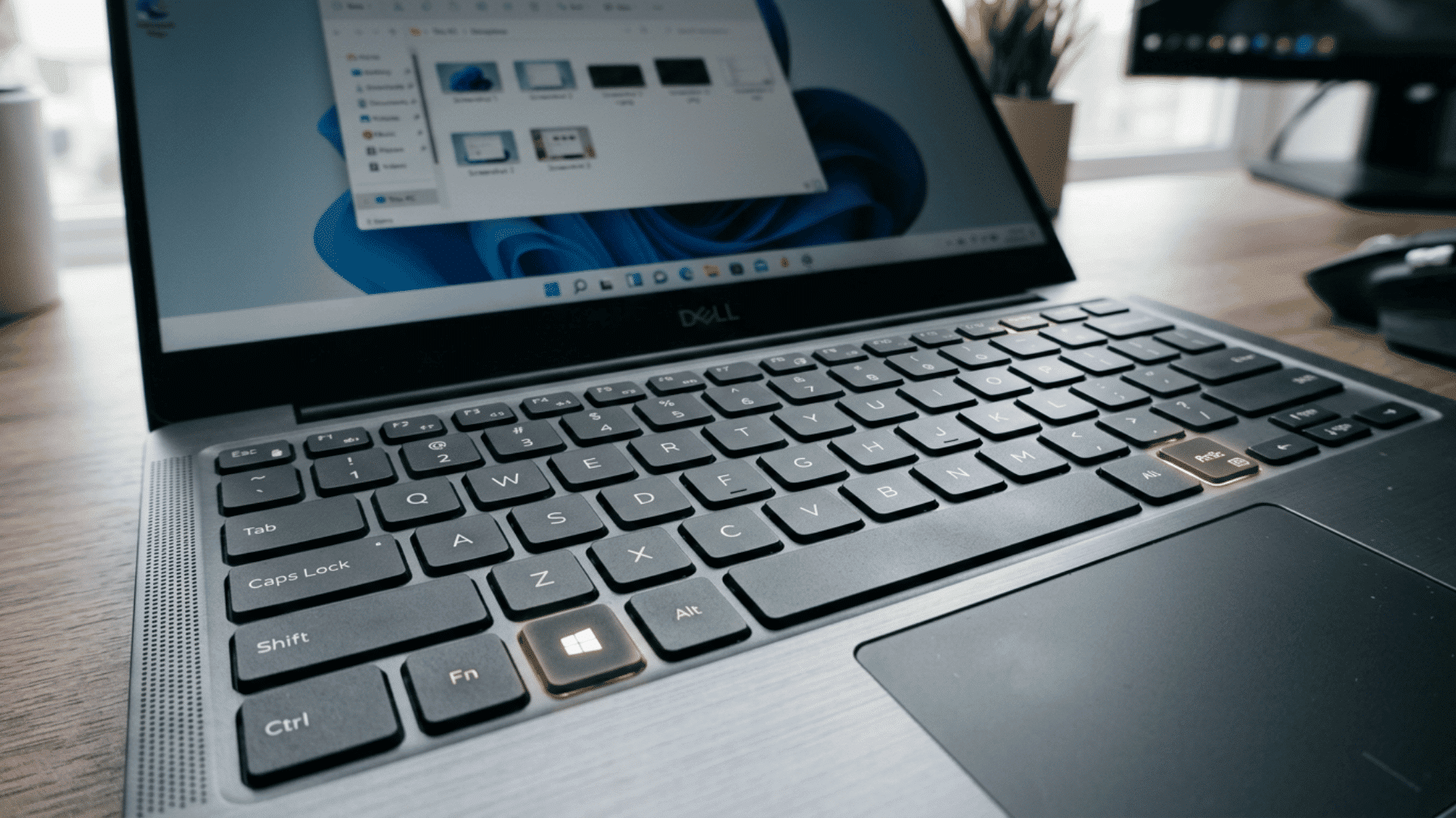 Dell laptop keyboard with Windows and PrtSc keys highlighted.