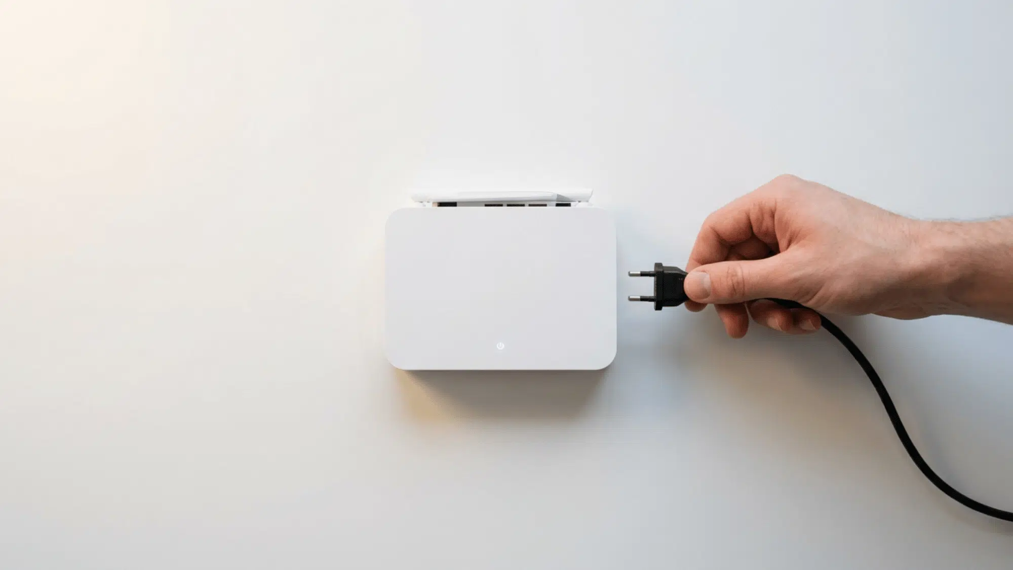 Hand unplugging router power cable as a quick fix for DNS server not responding error.